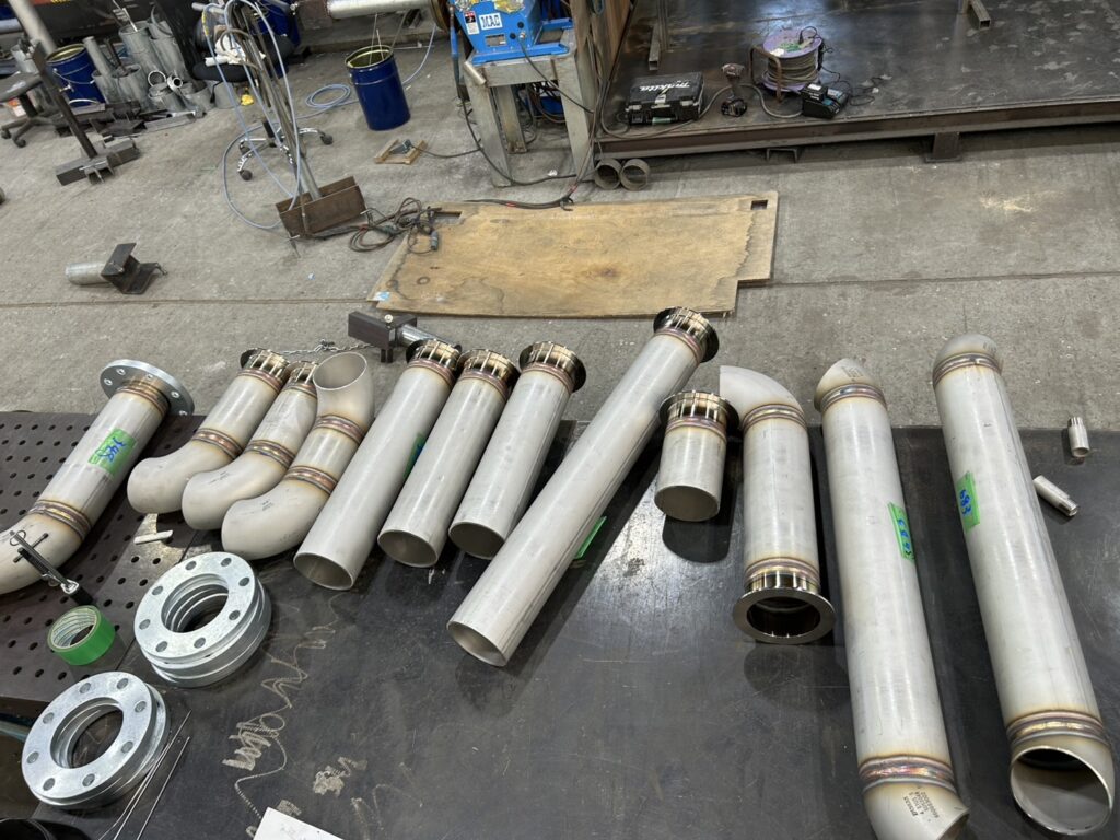 配管製作工程での精密加工品