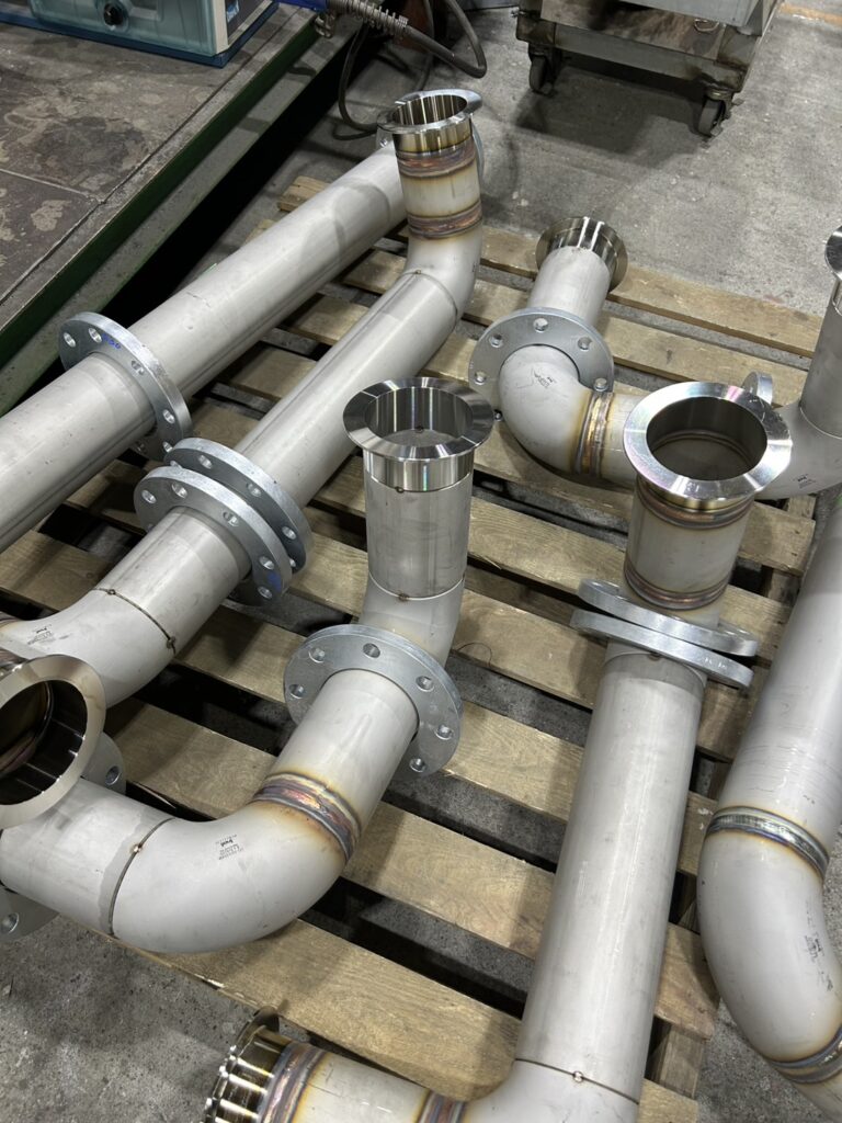 配管製作工程での精密加工作業
